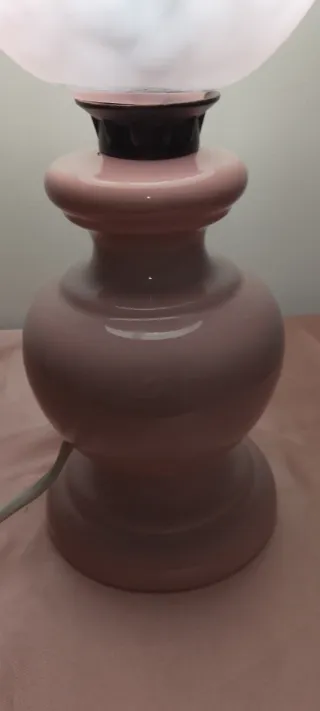 Lampada da tavolo rosa e trasparente