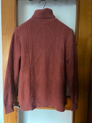 Suéter de punto rojo con cuello alto