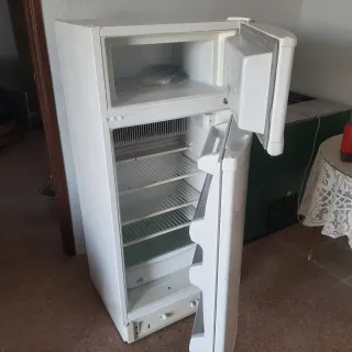 Frigorífico blanco con congelador de gas butano