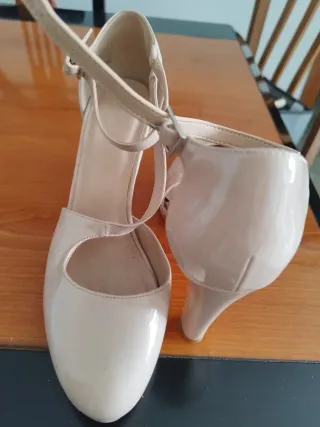 Zapatos de tacón beige