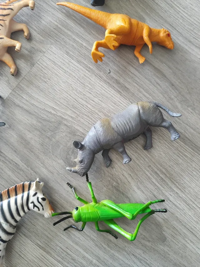 Lote de 24 animali di plastica