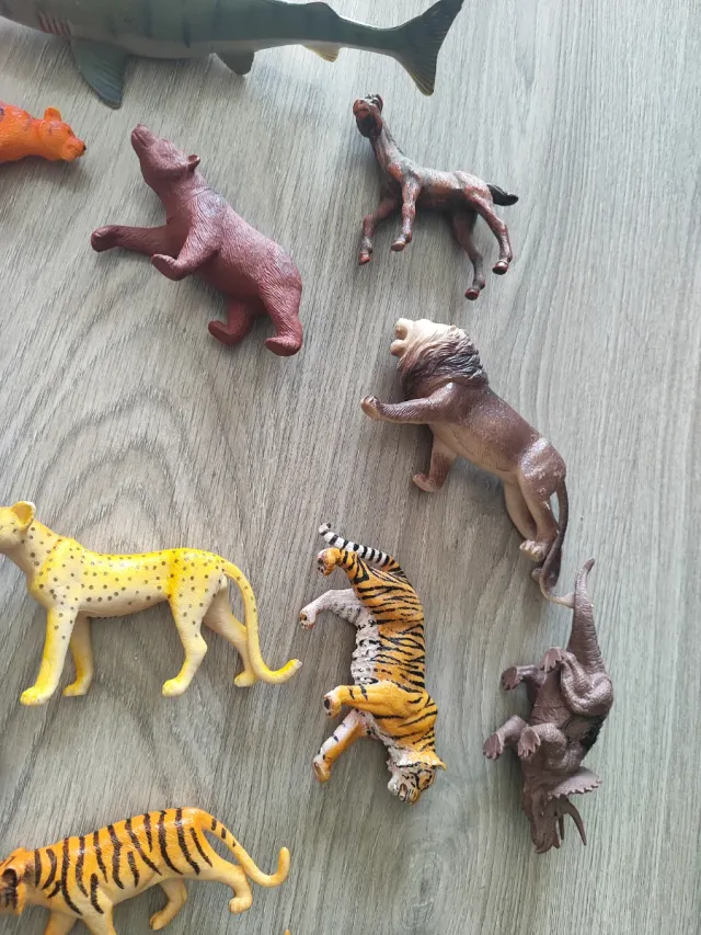 Lote de 24 animali di plastica