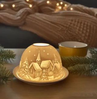 Portacandele in porcellana con scena invernale natalizia