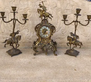 Reloj y candelabros de bronce