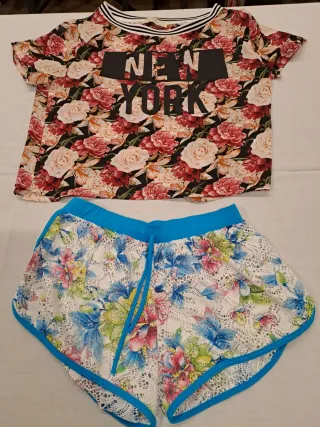 Vestiti estivi: T-shirt e shorts floreali