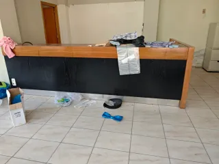 Mostrador de madera y negro