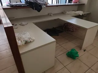 Mostrador de madera y negro