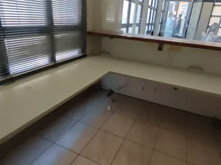 Mostrador de madera y negro