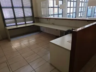 Mostrador de madera y negro