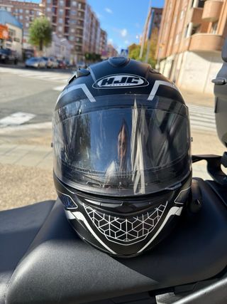 Casco de moto HJC con visor solar
