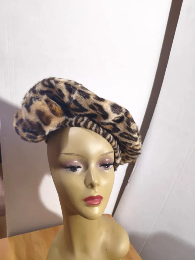 Sombrero de piel con estampado de leopardo