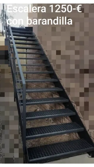 Escalera metálica con barandilla