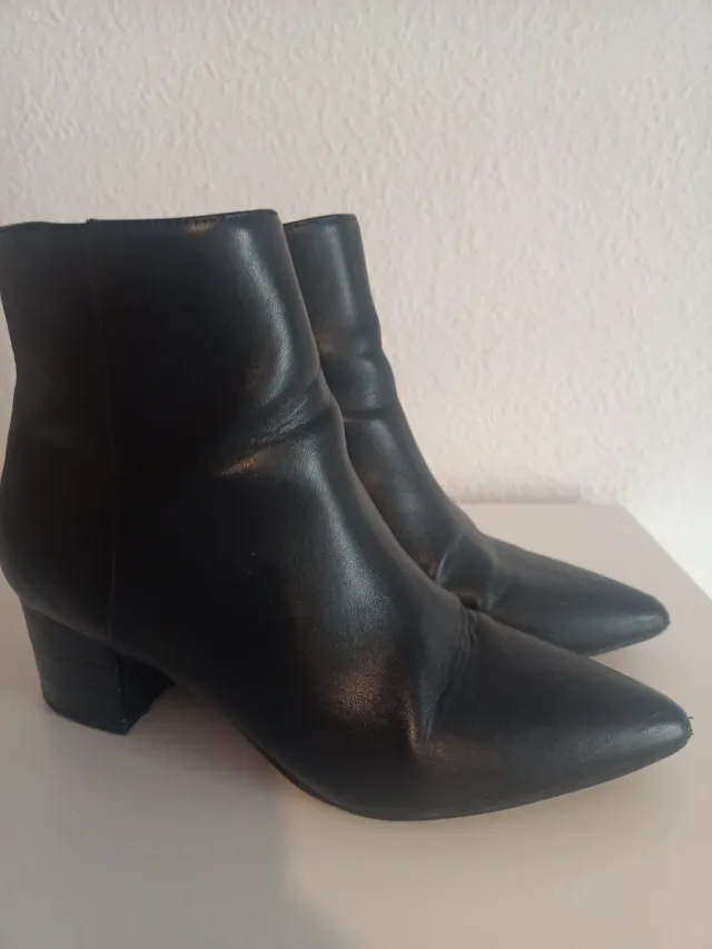 Botas mujer en negro  punta fina