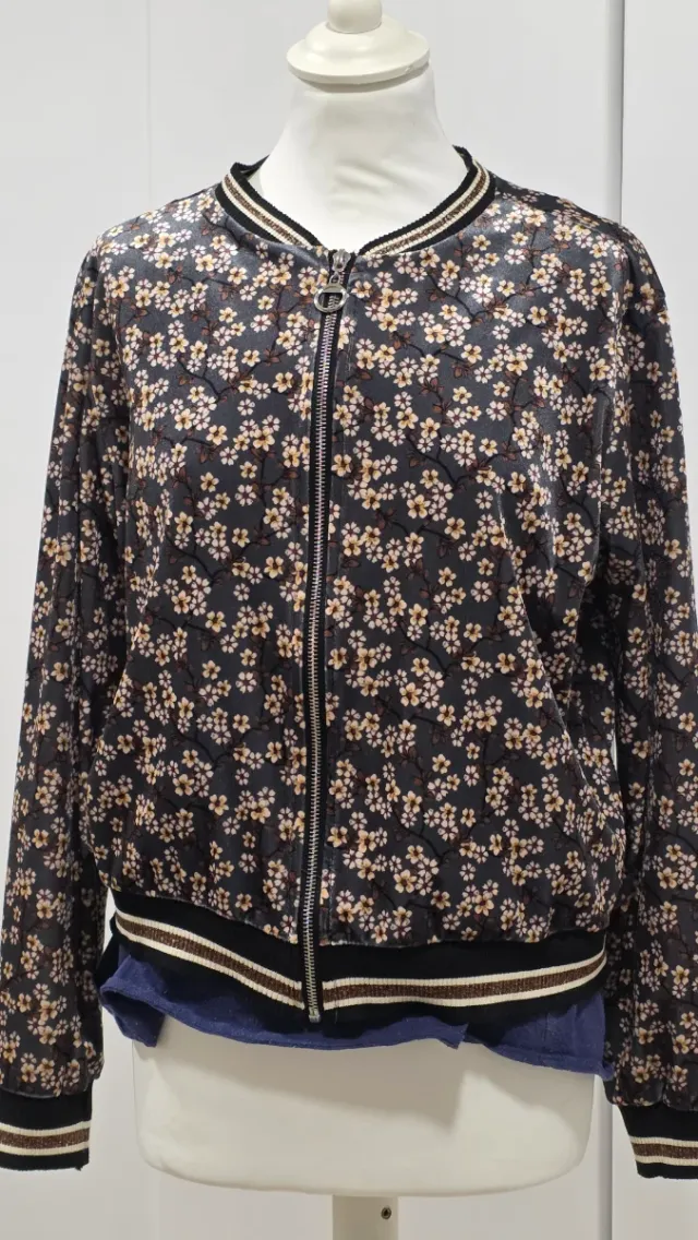 Bomber floral negra y multicolor