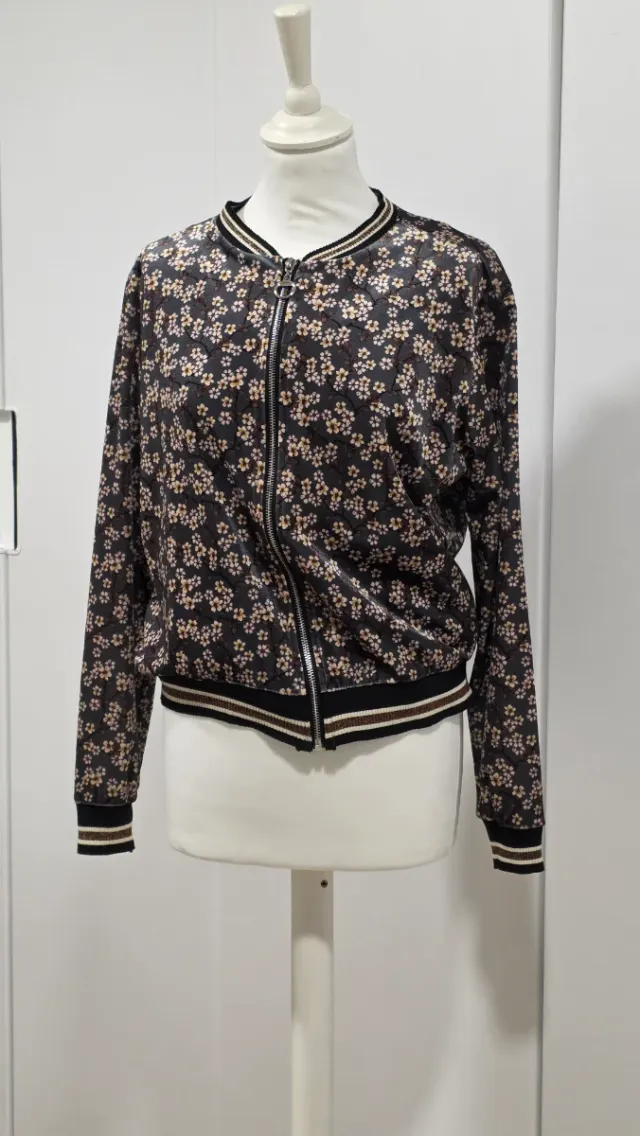 Bomber floral negra y multicolor