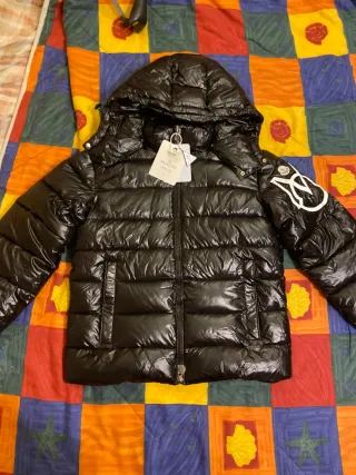 Giubbotto Moncler nero lucido con cappuccio