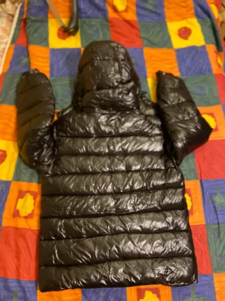 Giubbotto Moncler nero lucido con cappuccio