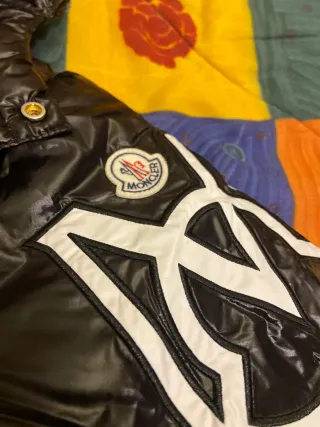 Giubbotto Moncler nero lucido con cappuccio