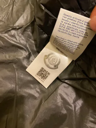 Giubbotto Moncler nero lucido con cappuccio