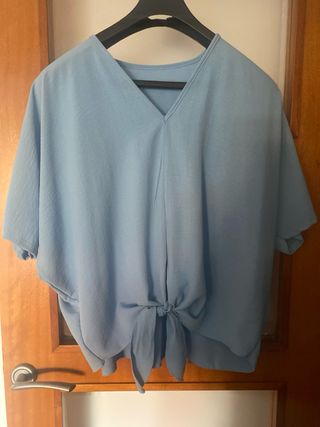 Blusa azul con nudo