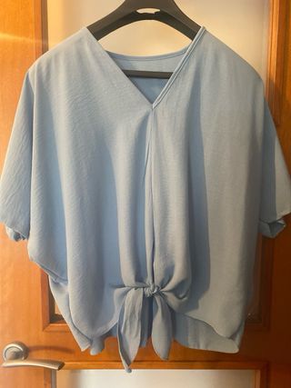 Blusa azul con nudo