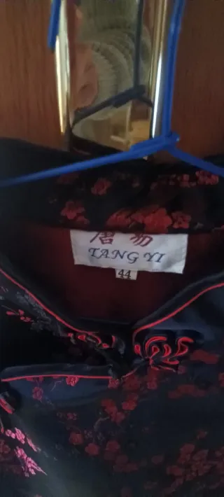 Camisa estilo chino negra y roja