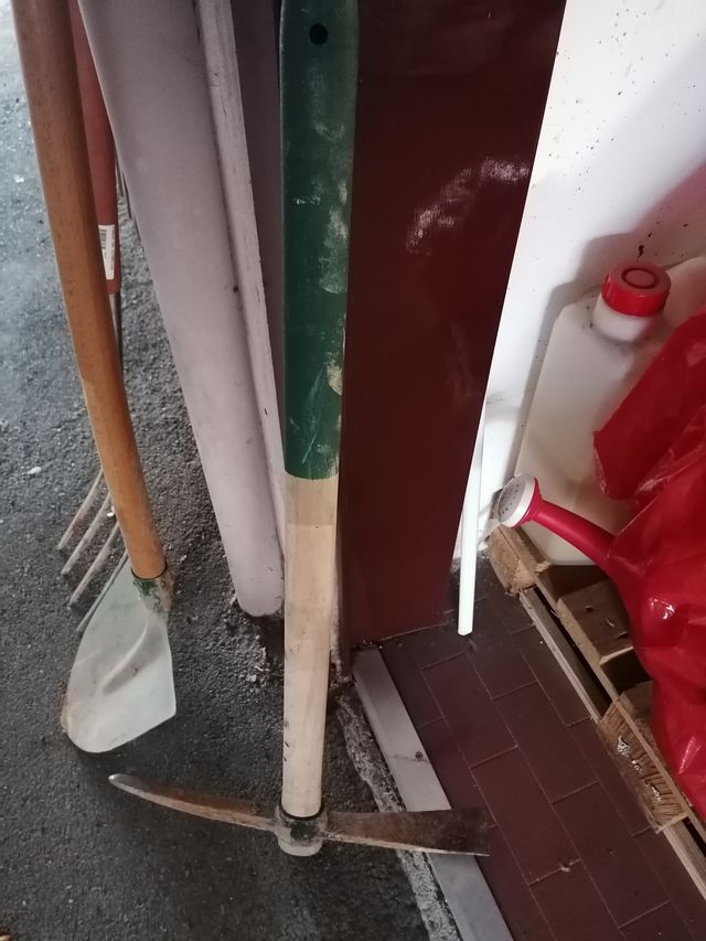 Piccone e pala da giardino