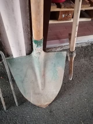 Piccone e pala da giardino