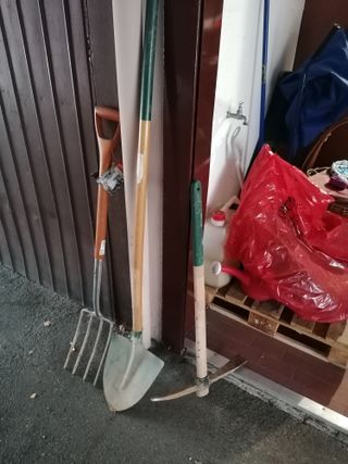 Piccone e pala da giardino