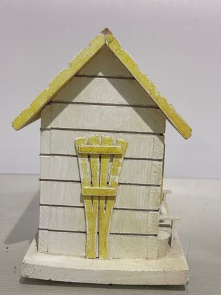 Casita de madera decorativa