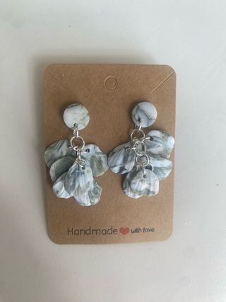 Pendientes de arcilla polimérica hechos a mano