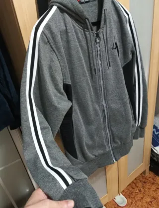 Sudadera gris con rayas deportivas