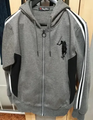 Sudadera gris con rayas deportivas