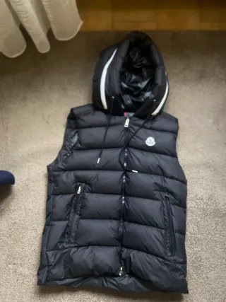 Gilet Moncler nero con cappuccio