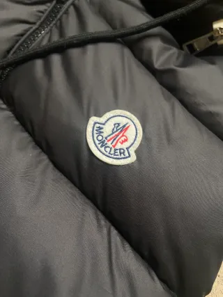 Gilet Moncler nero con cappuccio