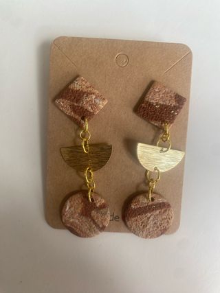 Pendientes de arcilla con detalles dorados