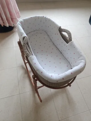 Cuco de madera, bambú y mimbre