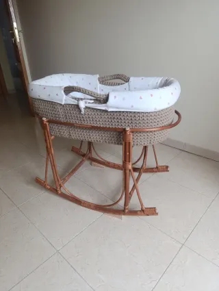 Cuco de madera, bambú y mimbre