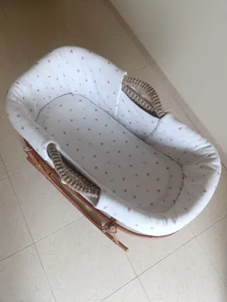 Cuco de madera, bambú y mimbre