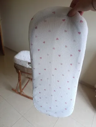 Cuco de madera, bambú y mimbre