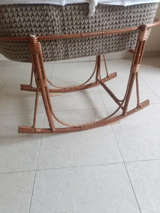 Cuco de madera, bambú y mimbre