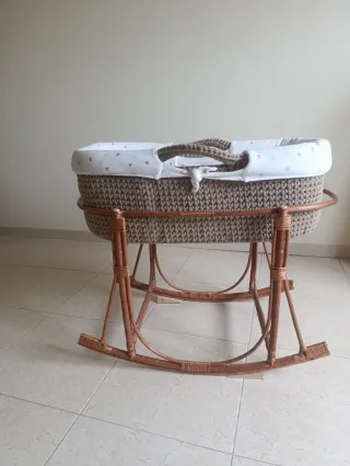 Cuco de madera, bambú y mimbre