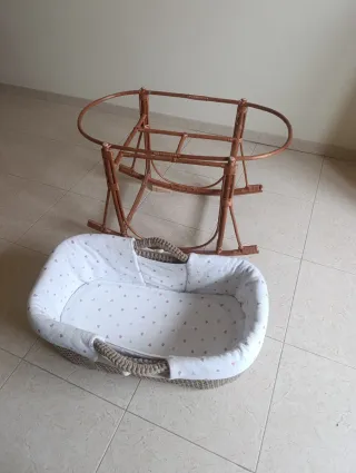 Cuco de madera, bambú y mimbre