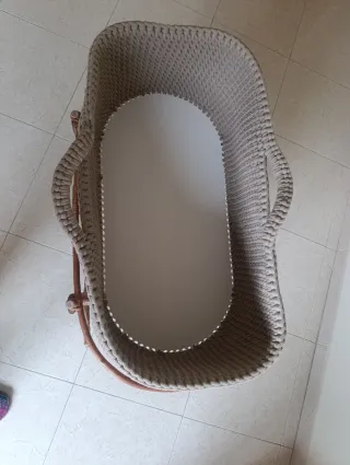 Cuco de madera, bambú y mimbre