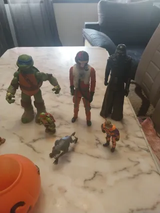 Muñecos Star Wars y Tortugas Ninja