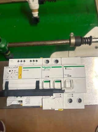 Reconectador Schneider Electric ARA IC60