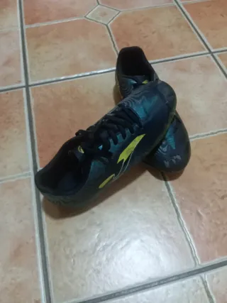 Botas de fútbol niño negras y turquesa