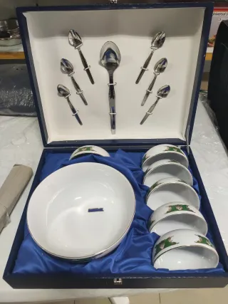 Juego de tazas de porcelana y metal