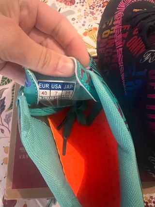 Zapatillas de clavos multicolor y turquesa