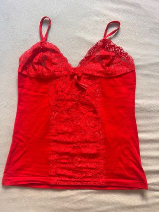 Blusa roja con encaje